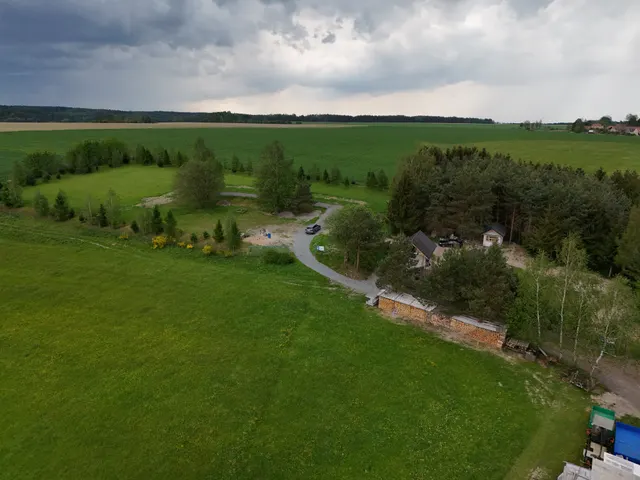 Letecký pohled na louku tábořiště Eldorádo s pergolou a lesem