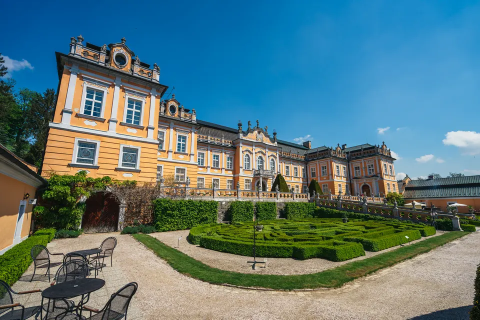 Zámecká zahrada Nové Hrady – kulisa pro svatební fotografie